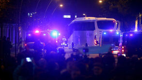 Autocarro do Real Madrid sem o símbolo do clube... mas com mensagens curiosas