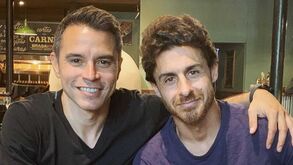 É muita magia numa foto só: assim foi o reencontro entre Saviola e Aimar