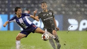 Chuvada inundou relvado do Dragão: FC Porto e Santa Clara jogaram 'futebol de praia'