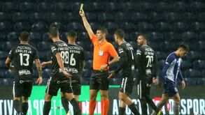 Santa Clara revoltado com arbitragem no Dragão: «Não confundamos simpatia com ingenuidade»
