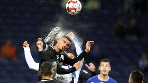 Arrepiante: Zé Luís acertou pontapé acrobático na cabeça de Nené e este saiu de maca