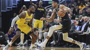 Bucks vencem Lakers em confronto de líderes de conferência na NBA