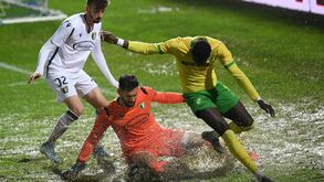 As melhores imagens de um jogo atípico: «A Elsa não deu tréguas»
