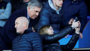 As caricatas imagens do Everton-Arsenal: dois novos treinadores... na bancada