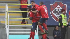 Oliveirense-Ac. Viseu, 2-0: terceiro triunfo consecutivo vale subida na tabela