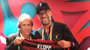 Klopp levou a taça e ainda um presente de Jorge Jesus