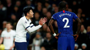 Polícia Metropolitana detém adepto do Chelsea por alegados insultos racistas a Son