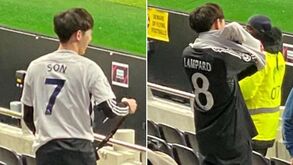 O verdadeiro 'vira-casacas': adepto troca Tottenham pelo Chelsea em pleno jogo