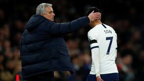 Mourinho não esquece expulsão de Son: «Levanta-te e joga, homem!»