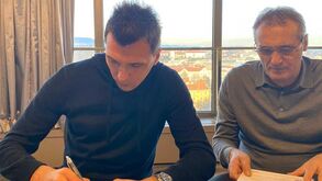 Oficial: Mandzukic reforça equipa de Rui Faria