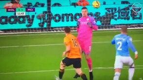 Ederson travou Diogo Jota neste lance e viu vermelho direto a abrir o jogo