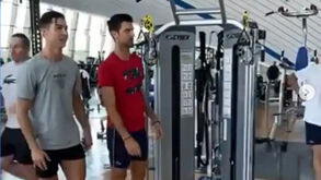 Cristiano Ronaldo ensina Novak Djokovic como saltar bem acima dos 2 metros