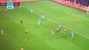 Jovem adepta encontra Cavani na rua e faz-lhe pedido desesperado