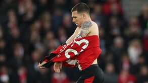 Hojbjerg em versão Hulk: dinamarquês 'destrói' camisola em pleno jogo