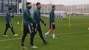 O look alternativo de Cristiano Ronaldo no regresso aos treinos na Juventus