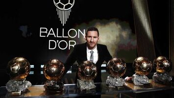 Lionel Messi recebe a 8ª Bola de Ouro da sua carreira!