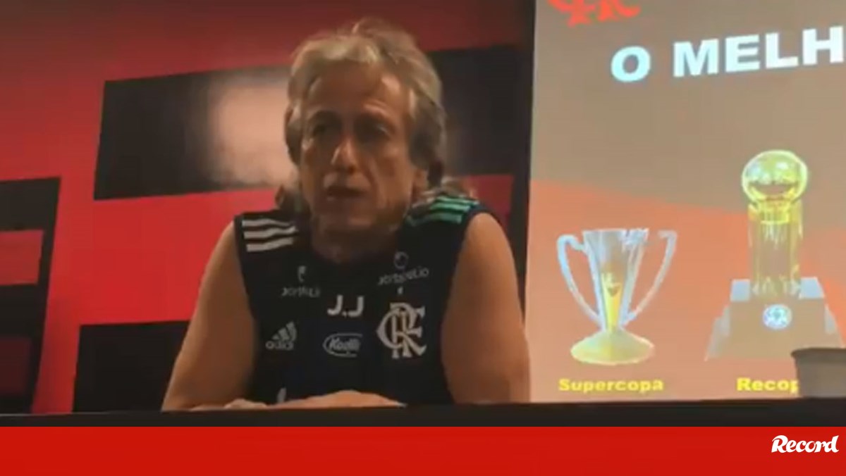 Fui para uma palestra do Jorge Jesus de auscultadores, com música