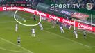 Enquanto Vietto rematava ao poste... um bombeiro entrava em campo no Sporting-FC Porto