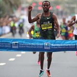Maratona do Dubai não teve recordes mas contou com final impróprio para cardíacos