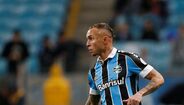 Everton Soares - O talento de 'cebolinha' é inegável e, por isso, o Chelsea tem demonstrado o interesse em garantir o médio brasileiro do Grémio. O 'namoro' dos blues pelo internacional canarinho já é antigo e pode mesmo chegar a selar laços já neste mercado.