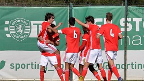 Benfica vence Sporting na Liga Revelação em jogo com quatro golos anulados e leões reduzidos a 10