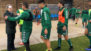 Presidente do V. Setúbal com ferimento na cabeça assistiu ao treino em Tróia
