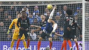 Helmond-Den Bosch aqueceu e de que maneira fora do campo: confrontos e cadeiras pelo ar