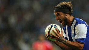 Ex-FC Porto regressa de 'reforma' e assina pelo Banfield