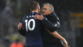 Harry Kane sofreu rotura muscular e Mourinho já lamenta ausência do avançado