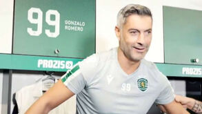 Isto não acontece todos os dias: Vítor Baía a jogar hóquei e equipado à Sporting