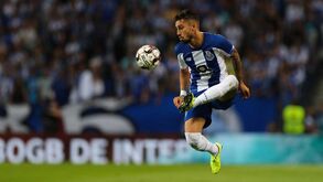 Mercado aperta cerco a Alex Telles 