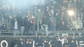 V. Guimarães-Benfica interrompido após confusão nas bancadas: Ferro até tirou uma cadeira do relvado