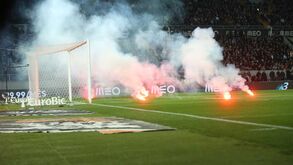 'Chuva' de tochas provocada por adeptos do Benfica interrompeu o jogo por duas vezes