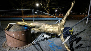 Estátua de Ibrahimovic sofre novo ataque e desta vez vai ao chão