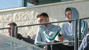 Bruno Fernandes e Ristovski a ver os iniciados em Alcochete a poucas horas do jogo com o FC Porto
