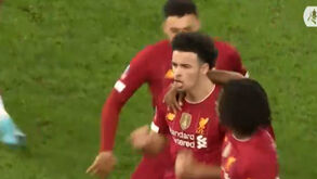 Adepto da Roma fascinado com Abraham: criança tirou foto com o avançado e a reação foi impagável