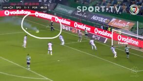 Enquanto Vietto rematava ao poste... um bombeiro entrava em campo no Sporting-FC Porto