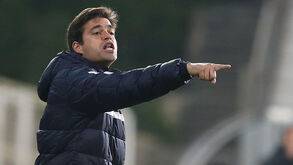 Estoril formaliza saída do treinador Tiago Fernandes