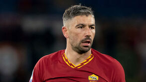 Aleksandar Kolarov renova até 2021 com a Roma