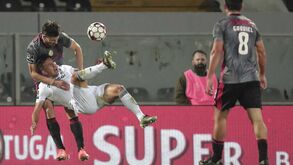 V. Guimarães pediu penálti de Rúben Dias neste lance; árbitro mandou seguir