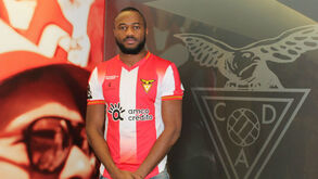 Aves garante defesa-central senegalês Oumar Diakhité 