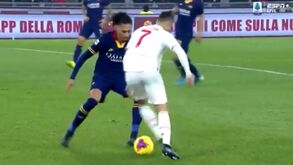 Smalling ficou 'pregado ao relvado' com este nó que levou de Cristiano Ronaldo