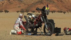 Grande piloto e enorme mecânico: imagens de Paulo Gonçalves a mudar o motor da mota na 3.ª etapa