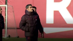 Sentado no relvado a olhar para as bancadas: Bellerín emocionado na despedida do Betis