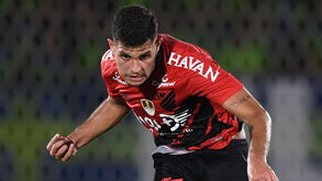 Bruno Guimarães pressiona Athletico Paranaense