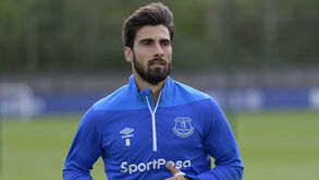 André Gomes regressa ao balneário do Everton após grave lesão e é recebido desta forma