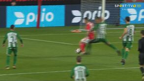 Benfica pediu penálti neste lance de Chiquinho antes do golo do Rio Ave