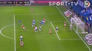 Balotelli deixou o adversário 'tonto' com tanta simulação e depois ainda marcou... de 'letra'