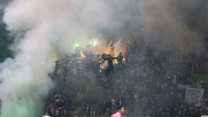 Claques do Sporting 'inundam' relvado de tochas e Max quase fez de bombeiro