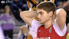 Jogadores de Benfica e FC Porto apreensivos após a queda arrepiante de Betinho